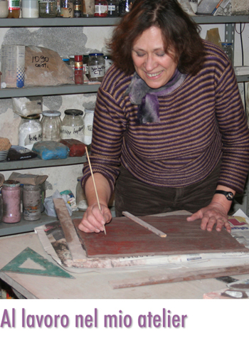 Anke van der Linden al lavoro nell'atelier
